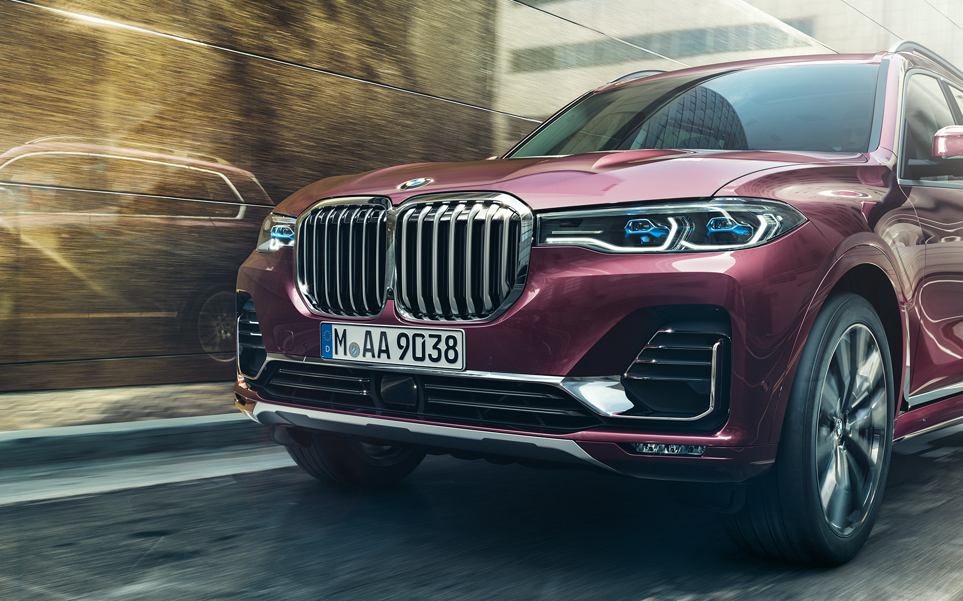 BMW X7 Individual xDrive40i G07 2018 Ametrin metallic sedd snett framifrån körandes BMW X7 Individual xDrive40i G07 2018 Ametrin metallic sedd snett framifrån körandes
