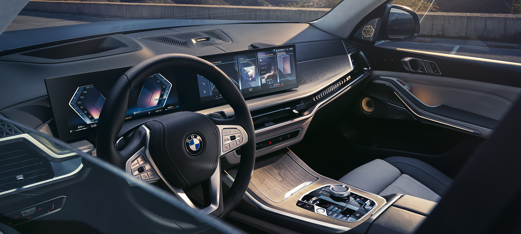 Blick utifrån på förarsidan mot förarplatsen BMW X7 G07 LCI Blick utifrån på förarsidan mot förarplatsen BMW X7 G07 LCI