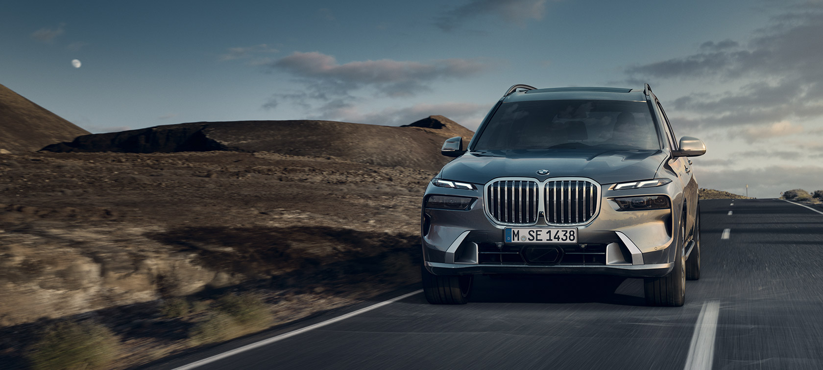 BMW X7 G07 LCI 7/8-vy framifrån körande Sparkling Copper Grey metallic Design Pure Excellence