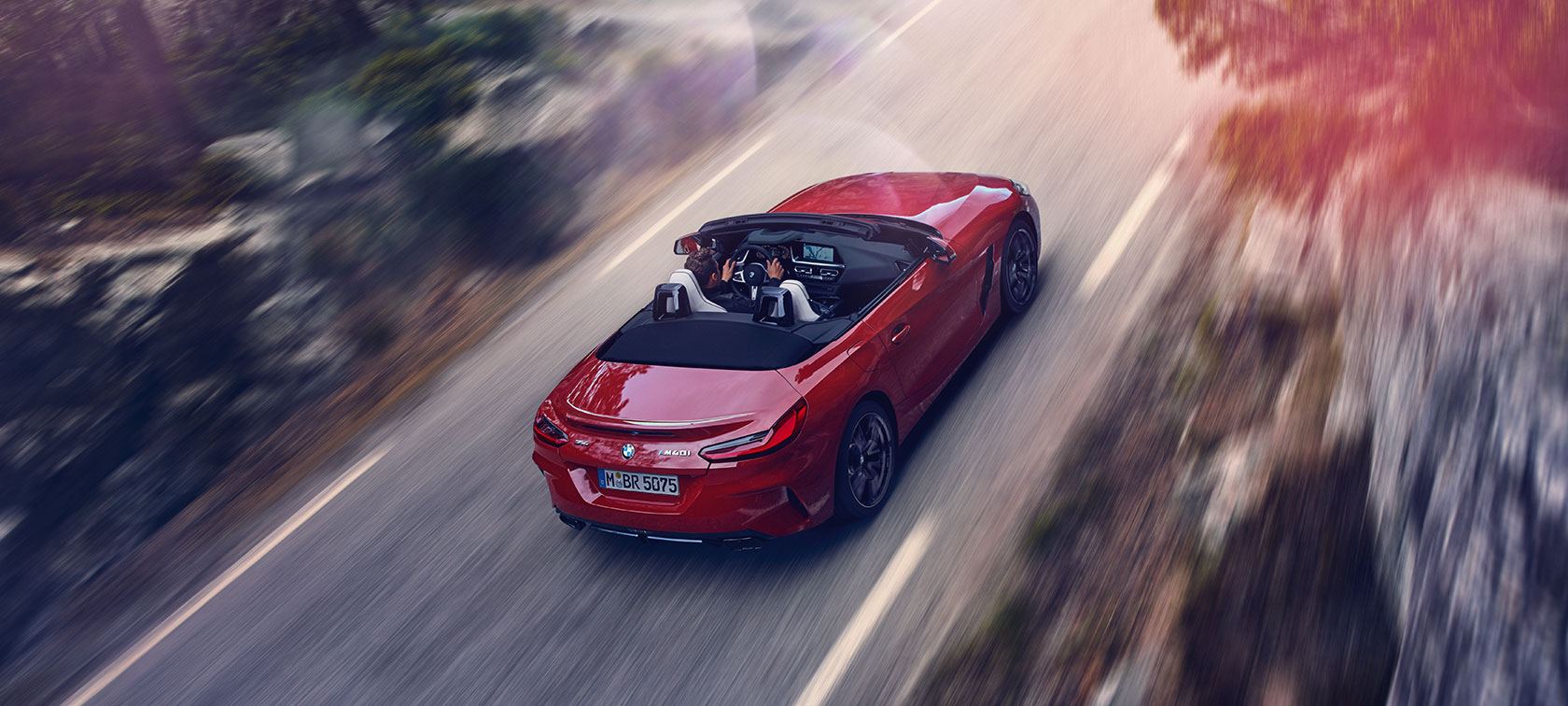 BMW Z4 Roadster i rörelse sedd från ovan BMW Z4 Roadster i rörelse sedd från ovan