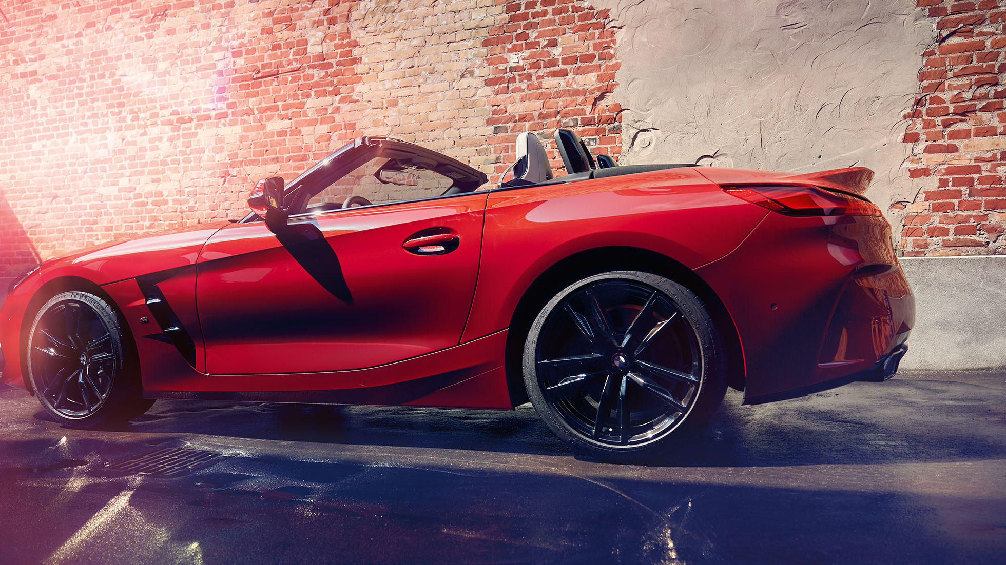 BMW Z4 Roadster sedd från sidan BMW Z4 Roadster sedd från sidan framför tegelvägg