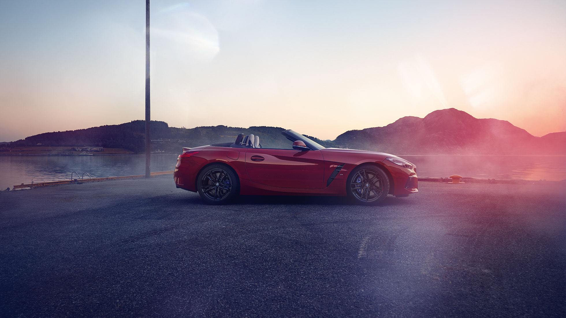 BMW Z4 Roadster från sidan BMW Z4 Roadster från sidan framför bergpanorama