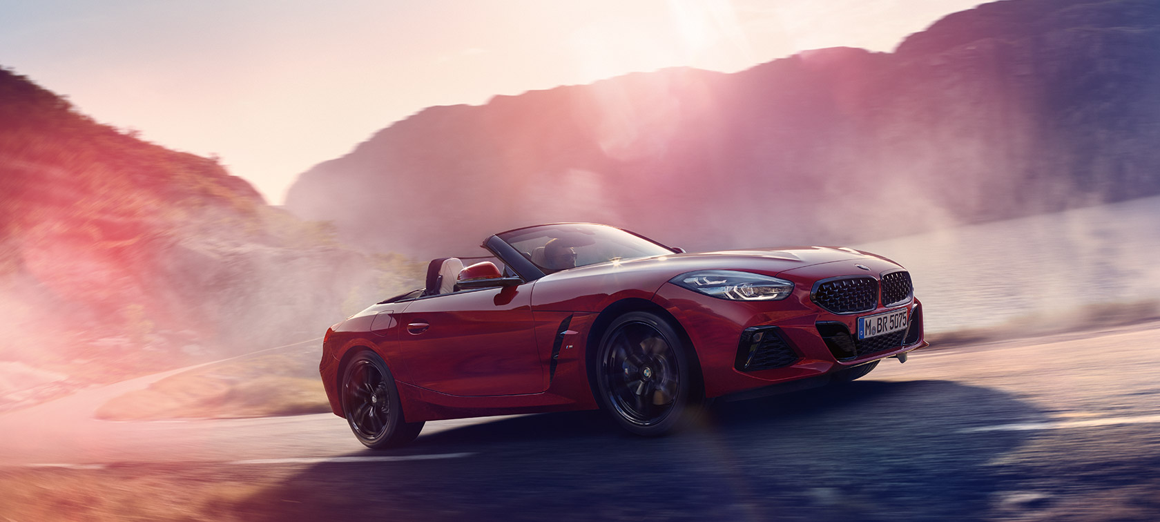 BMW Z4 Roadster i rörelse BMW Z4 Roadster på väg uppför ett berg