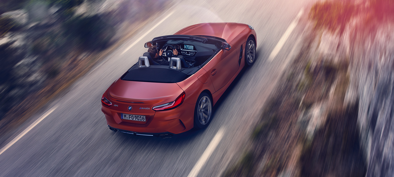 BMW Z4 Roadster (G29) sedd körandes snett bakifrån ur fågelperspektiv BMW Z4 Roadster (G29) sedd körandes snett bakifrån ur fågelperspektiv