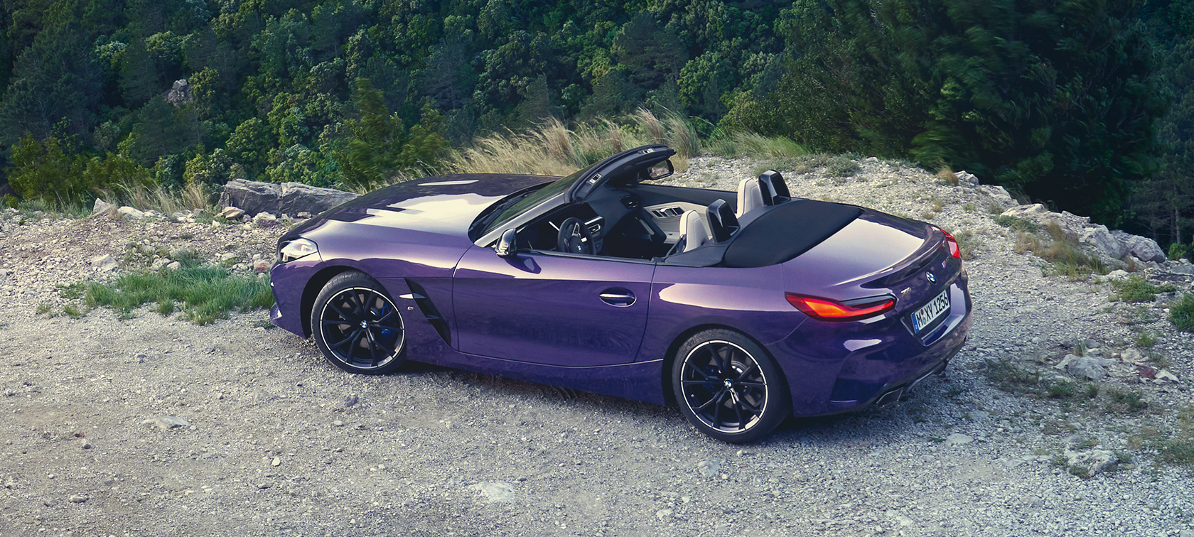 BMW Z4 Roadster (G29) sedd körandes snett bakifrån ur fågelperspektiv