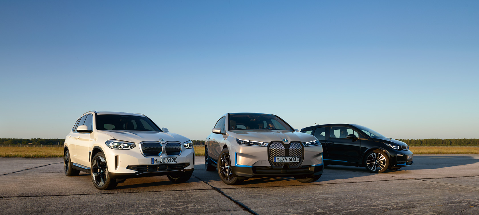 BMW elfordon trefjärdedels sidvy på sand fågelperspektiv BMW i-modeller BMW elfordon trefjärdedels sidvy på sand fågelperspektiv