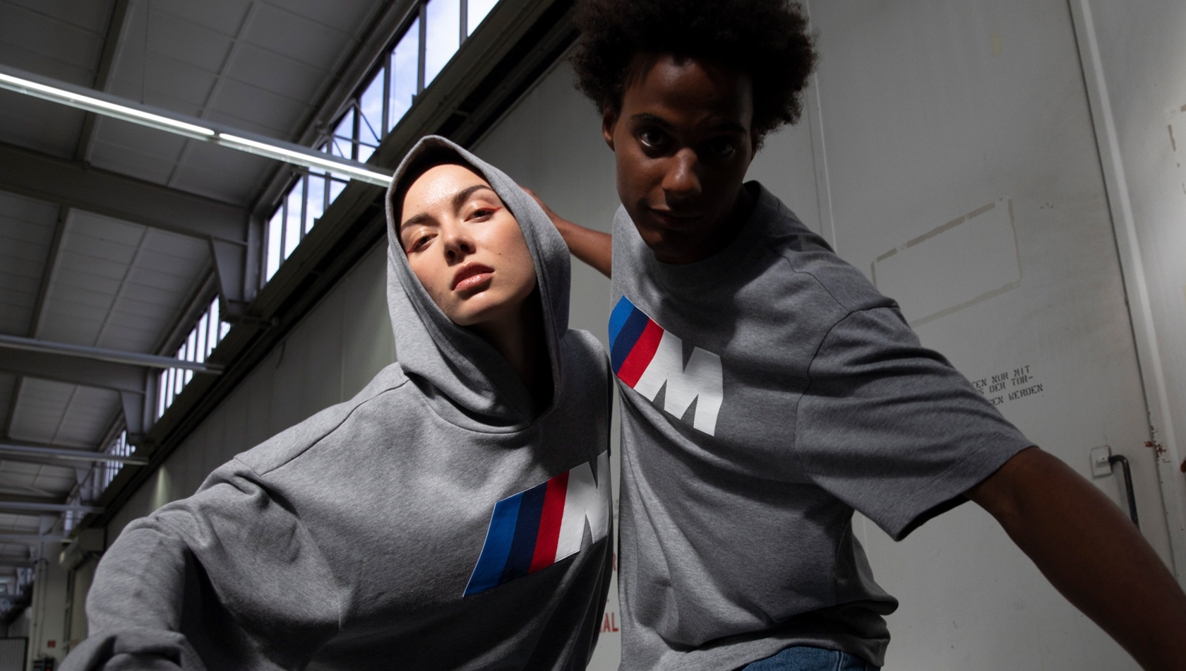 BMW Lifestyle Lookbook 2023 BMW M Sweathoodie Logo unisex och BMW M T-Shirt Logo unisex BMW Lifestyle Lookbook BMW M Sweathoodie Logo unisex och BMW M T-Shirt Logo unisex