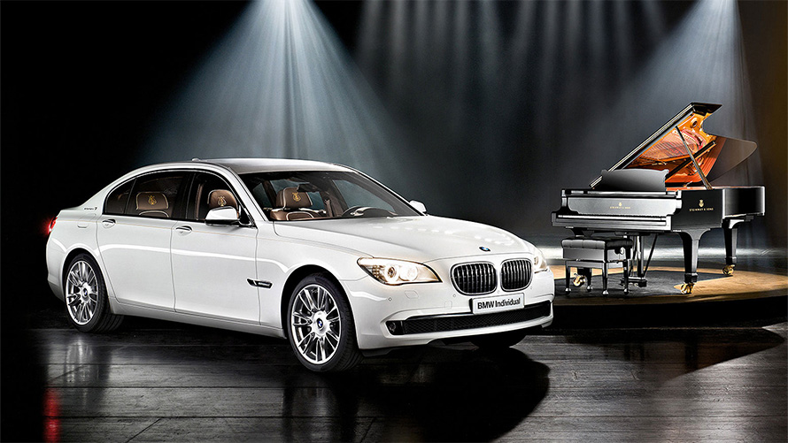 BMW Individual 7 Series Composition inspired by Steinway &amp; Sons F01 2010, snett fr&aring;n sidan, framf&ouml;r en konsertflygel