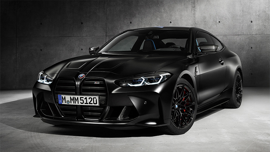 BMW M4 Competition Edition x KITH G82 2020, snett fr&aring;n sidan mot gr&aring; bakgrund