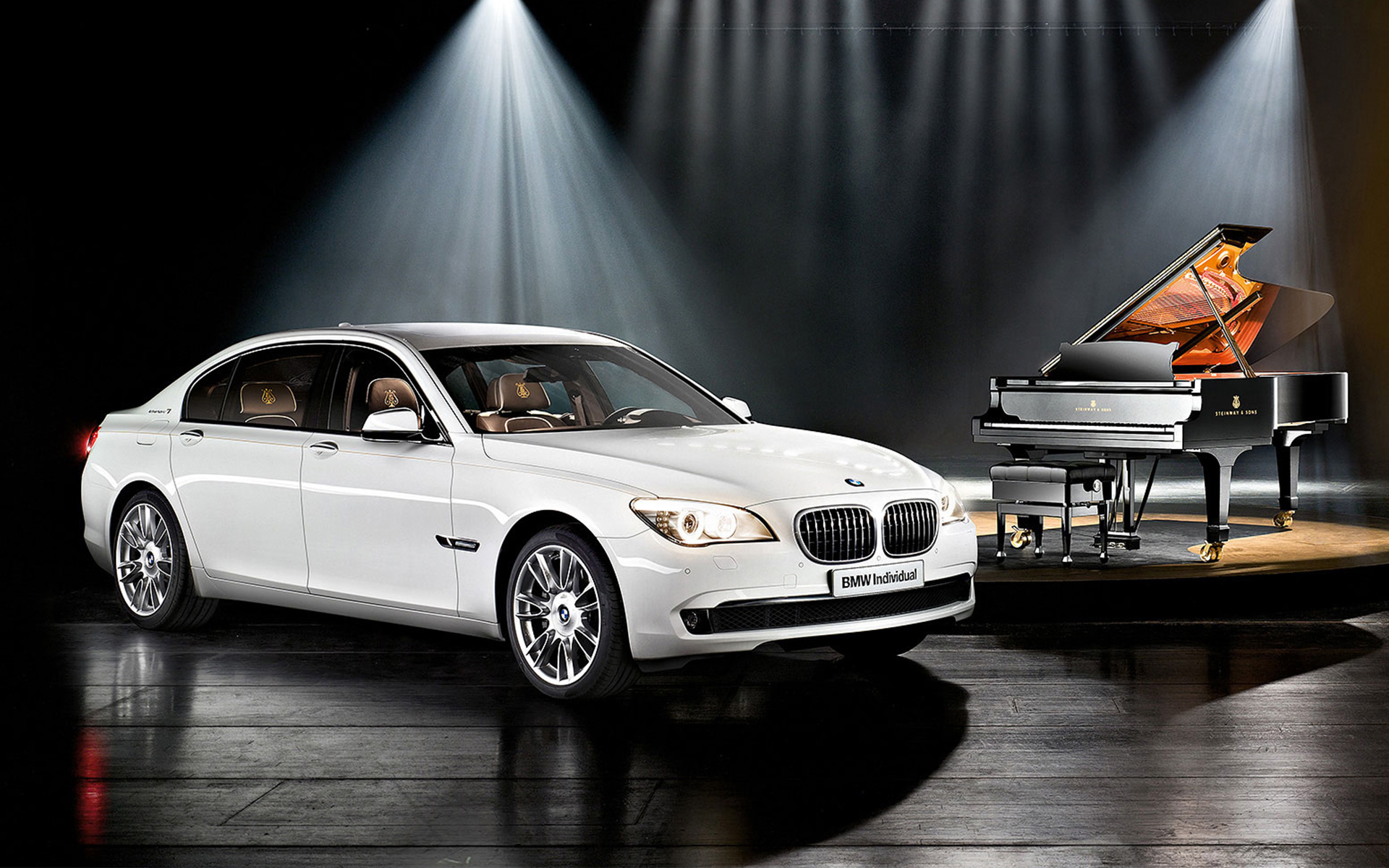 BMW Individual 7 Series Composition inspired by Steinway & Sons F01 2010 framför en konsertflygel BMW Individual 7 Series Composition inspired by Steinway & Sons F01 2010, snett från sidan, framför en konsertflygel