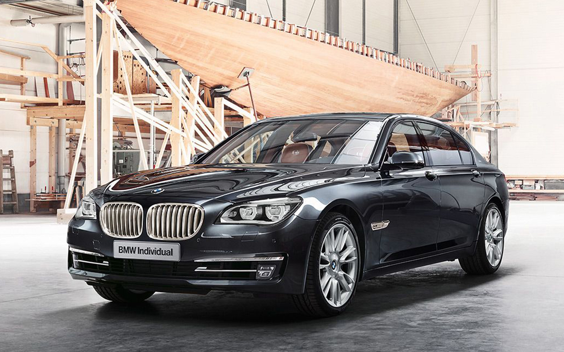 BMW Individual 760Li Sterling inspired by ROBBE & BERKING F01 2013 framför en segelbåt i en varvshall BMW Individual 760Li Sterling inspired by ROBBE & BERKING F01 2013, trefjärdedels vy sedd framifrån i varvshallen
