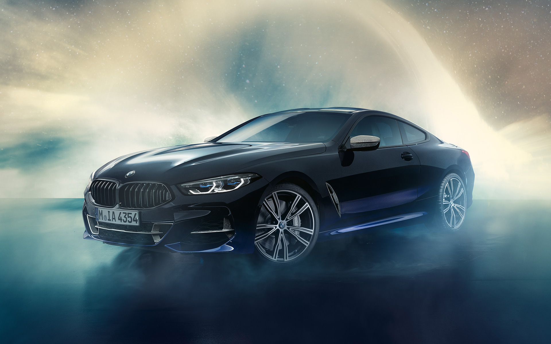 BMW Individual M850i NIGHT SKY G15 2019, sedd framifrån framför meteorregn BMW Individual M850i NIGHT SKY G15 2019, sedd framifrån framför meteorregn