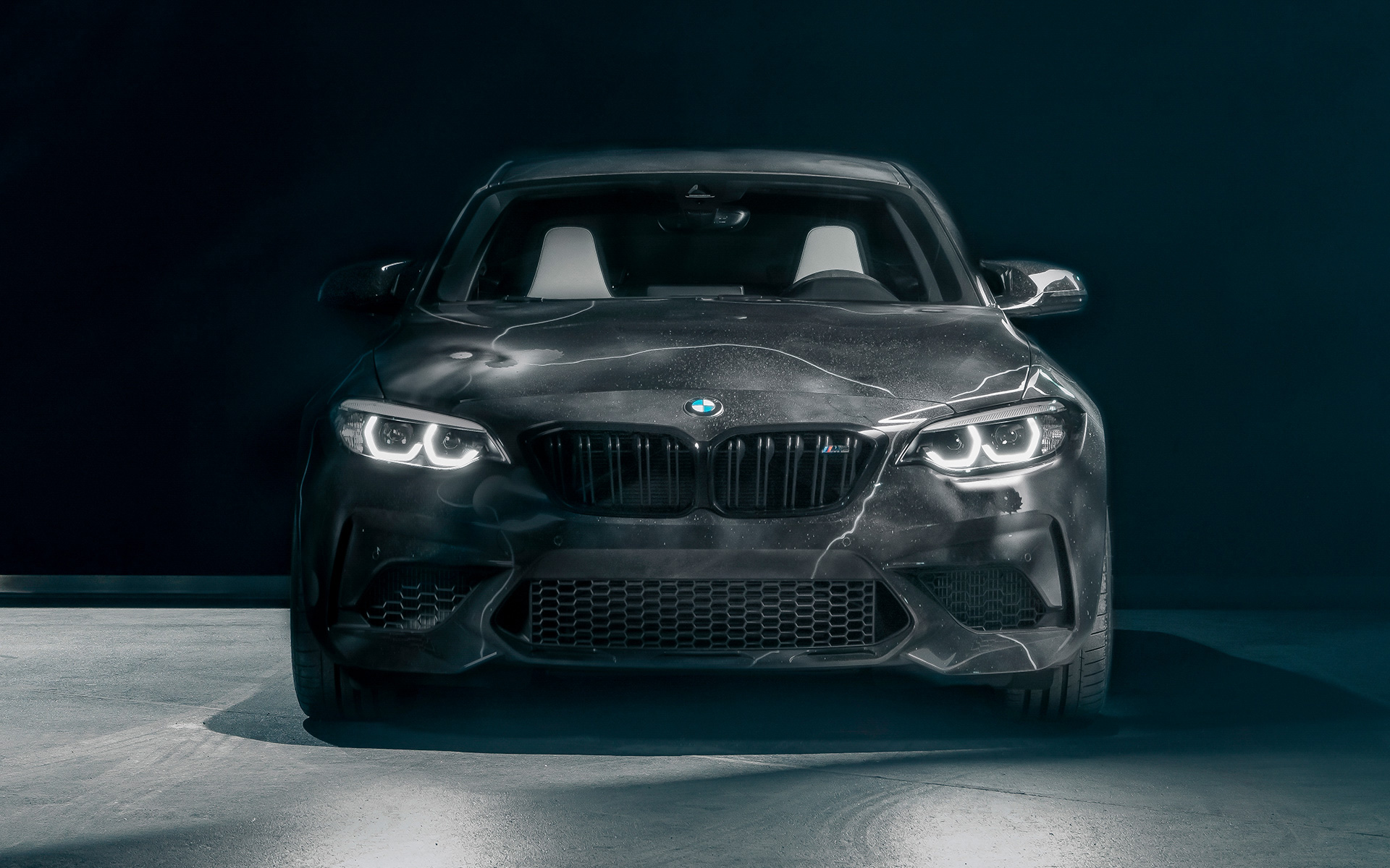 BMW M2 Edition designed by FUTURA 2000 F87 2020, sedd framifrån BMW M2 Edition designed by FUTURA 2000 F87 2020, sedd framifrån mot svart bakgrund