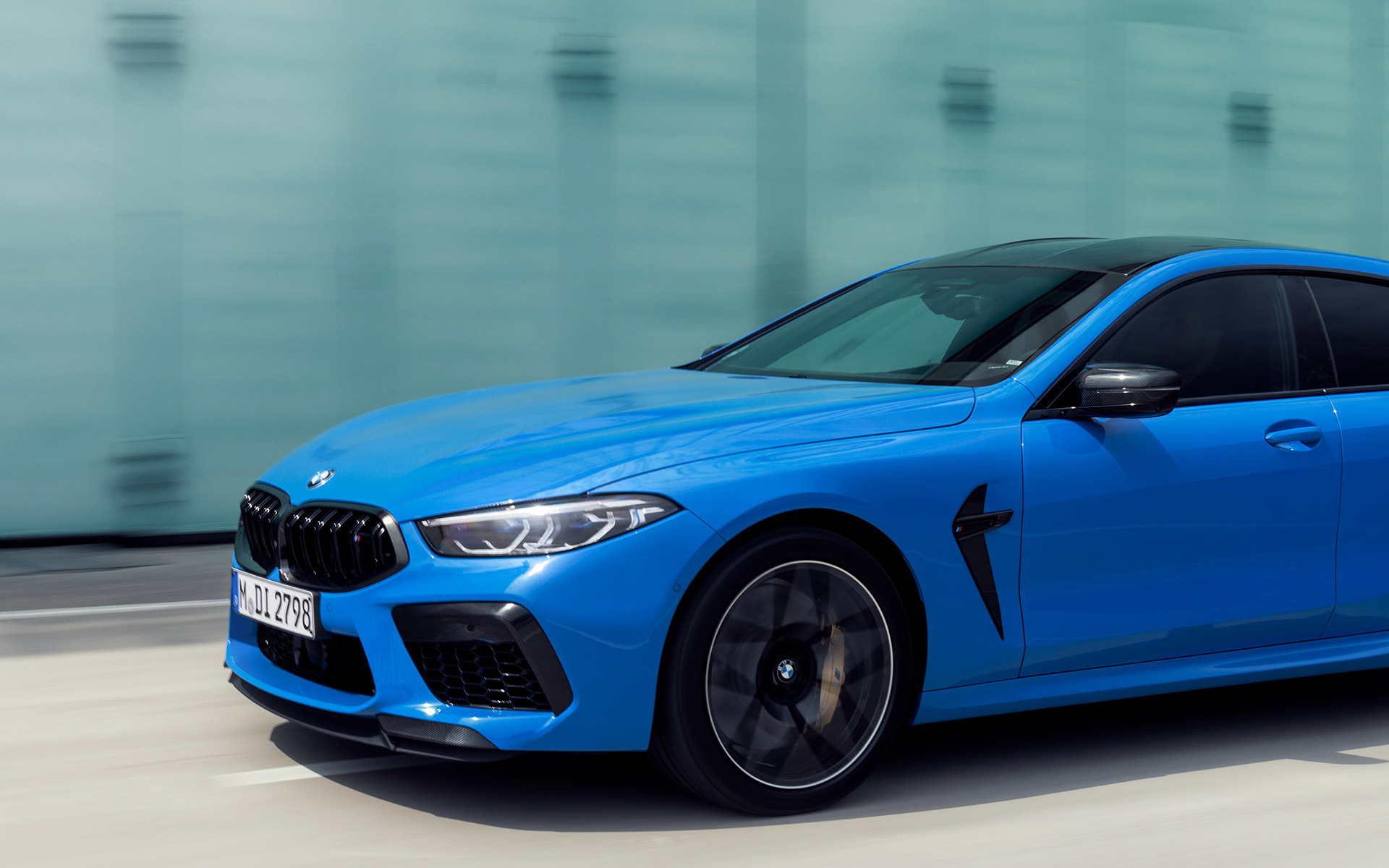 BMW M8 Competition coupé F92 2019 BMW Individual Voodoo-blå snett från sidan BMW M8 Competition coupé F92 2019 BMW Individual Voodoo-blå snett från sidan i sektion, under körning
