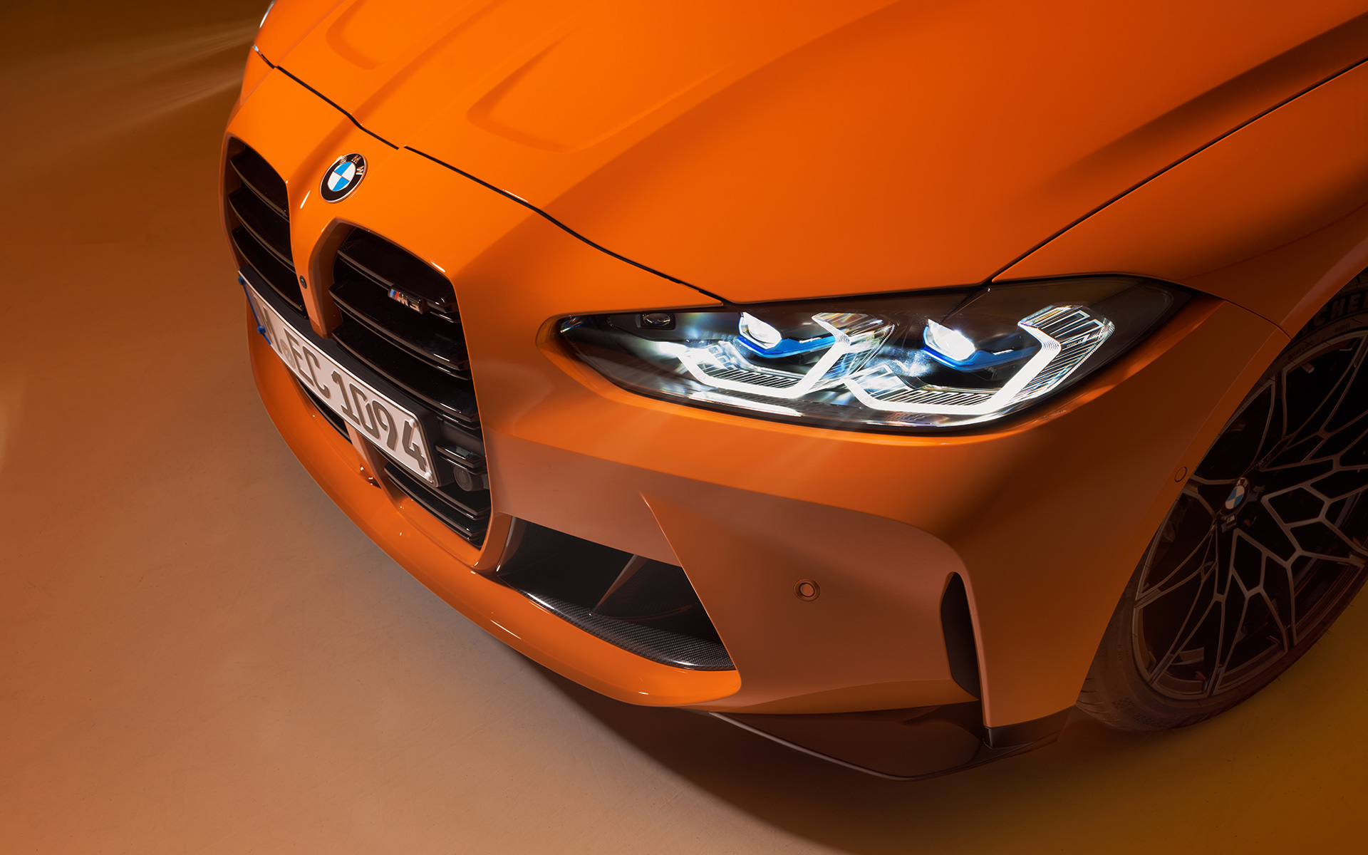 BMW M4 Competition coupé G82 2021 BMW Individual Fire-orange, snett framifrån BMW M4 Competition coupé G82 2021 BMW Individual Fire-orange stillastående snett framifrån, närbild av sektion, vy uppifrån