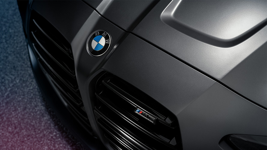 BMW M4 Competition coupé G82 2021 Frozen Dark Grey metallic snett framifrån, sektion ovanifrån, närbild BMW M4 Competition coupé G82 2021 Frozen Dark Grey metallic snett framifrån, sektion ovanifrån, närbild