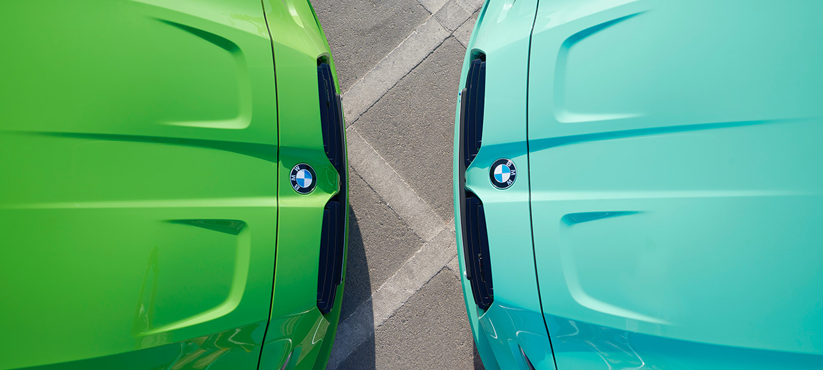 BMW M3 sedan G80 2021 BMW Individual Verde Mantis och BMW M3 sedan G80 2021 BMW Individual mintgrön front mot front sektion, sedd uppifrån BMW M3 sedan G80 2021 BMW Individual Verde Mantis och BMW M3 sedan G80 2021 BMW Individual mintgrön front mot front närbild av sektion, sedd uppifrån
