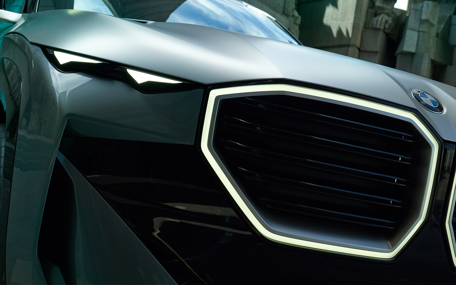BMW Concept XM (G09) sedd framifrån parkerad närbild av njuren BMW Concept XM (G09) sedd framifrån parkerad närbild av njuren