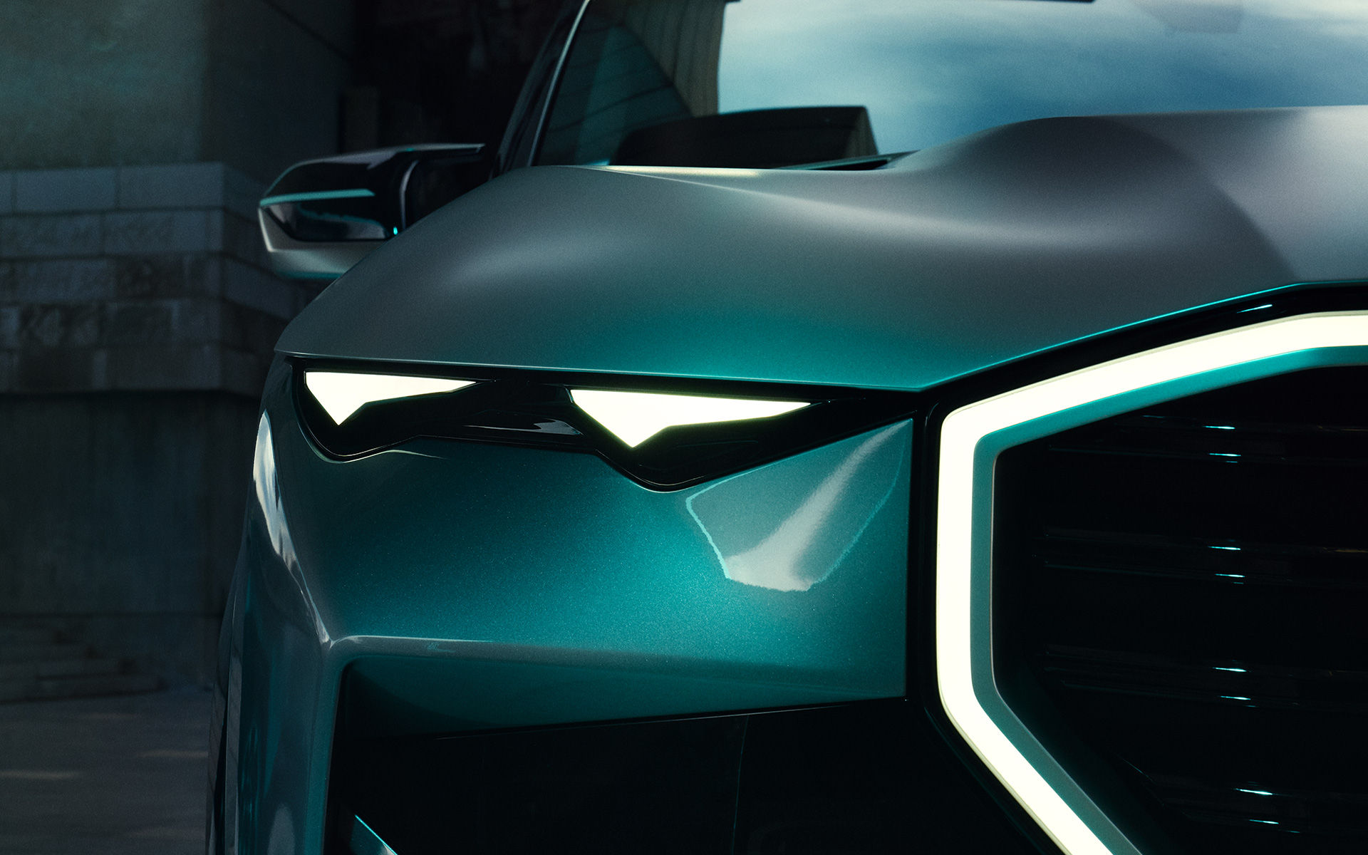 BMW Concept XM (G09) sedd framifrån parkerad närbild av strålkastaren BMW Concept XM (G09) sedd framifrån parkerad närbild av strålkastaren