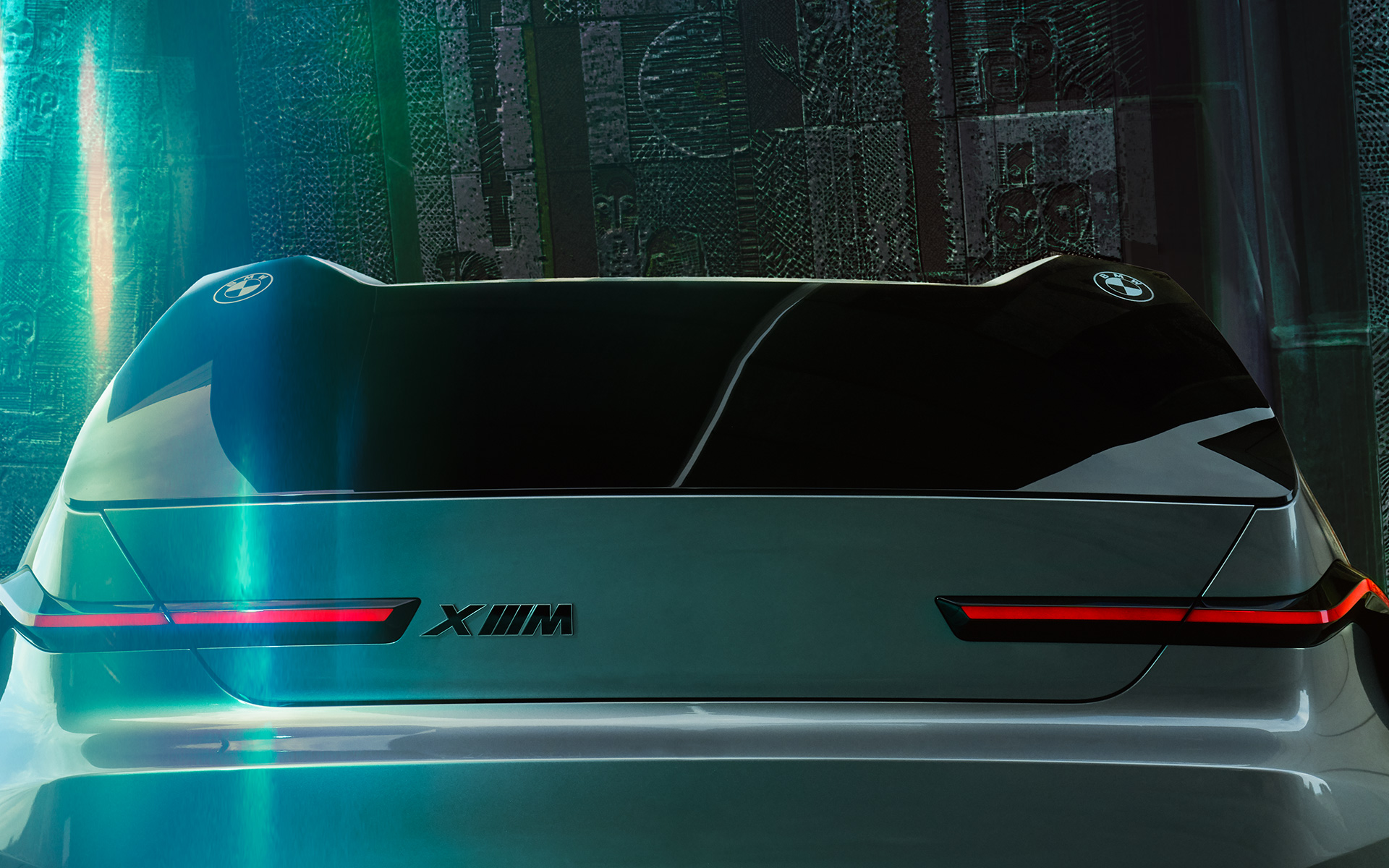 BMW Concept XM (G09) sedd bakifrån parkerad närbild av bakrutan BMW Concept XM (G09) sedd bakifrån parkerad närbild av bakrutan