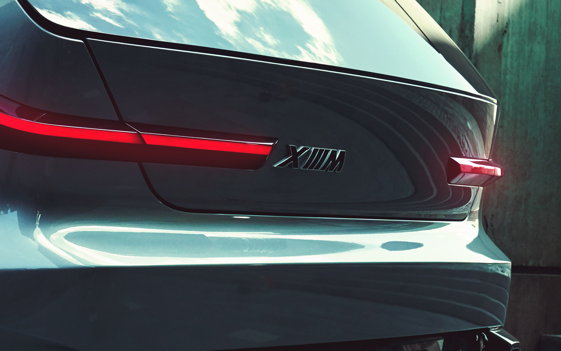 BMW Concept XM (G09) sedd snett bakifrån parkerad närbild av avgasändrören BMW Concept XM (G09) sedd snett bakifrån parkerad närbild av avgasändrören