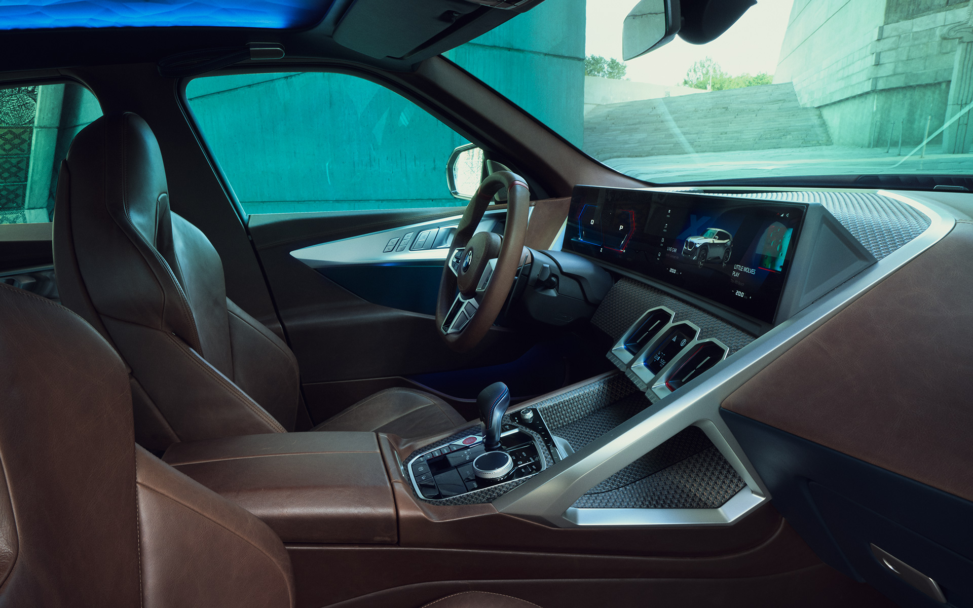 BMW Concept XM (G09) bild av kupén från sidan förarfokus BMW Concept XM (G09) bild av kupén från sidan förarfokus