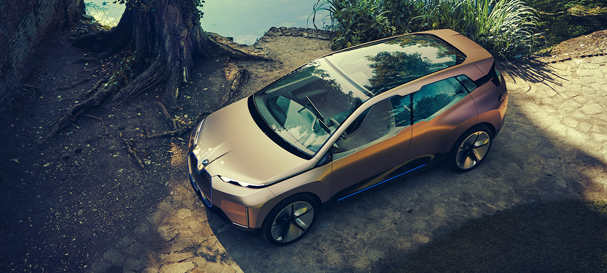 BMW Vision iNEXT sedd ovanifrån BMW Vision iNEXT sedd ovanifrån på en strand med träd