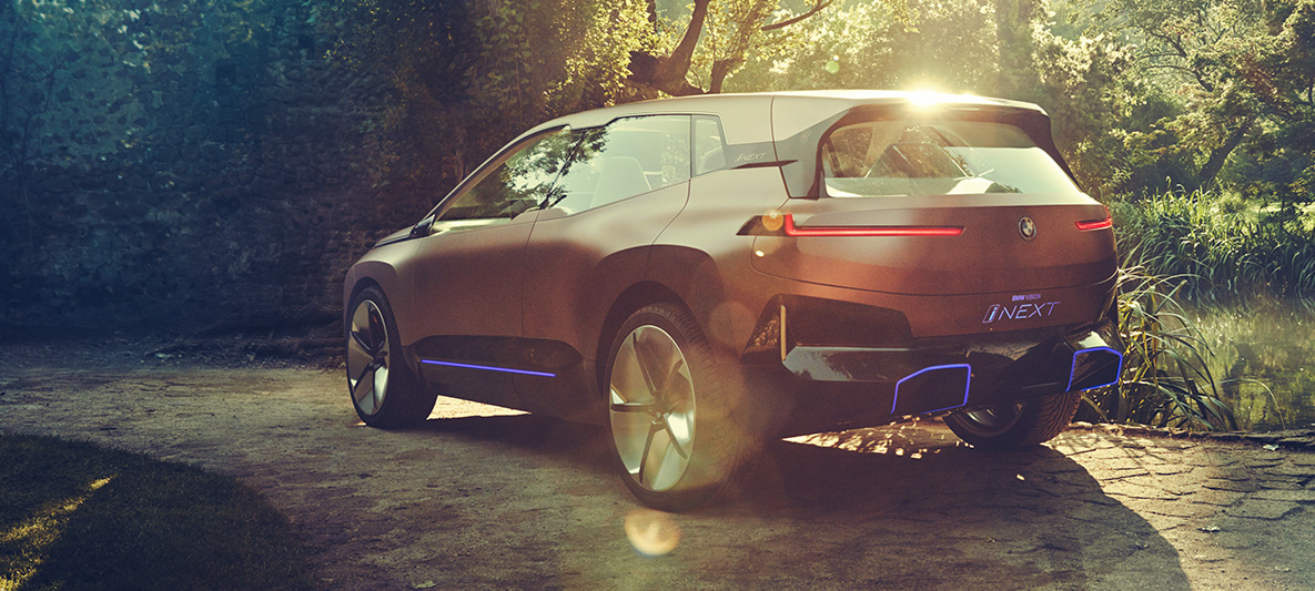 BMW Vision iNEXT sedd bakifrån Foto bakifrån av BMW Vision iNEXT i en glänta i solen