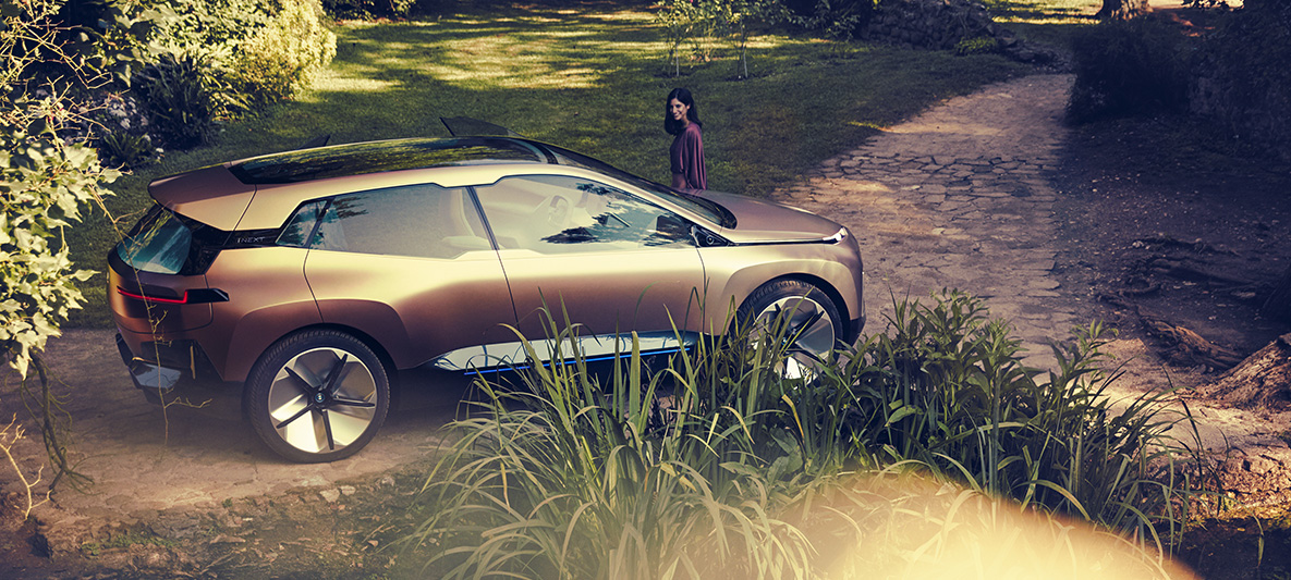 BMW Vision iNEXT sedd från sidan BMW Vision iNEXT sedd från sidan i ett vägskäl i en park