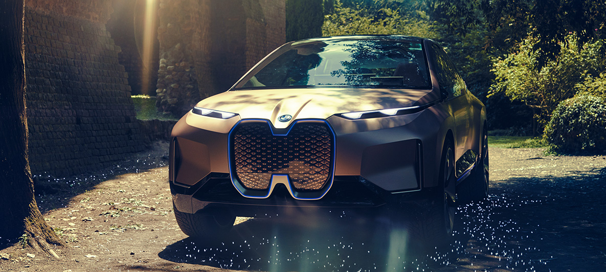BMW Vision iNEXT sedd framifrån Bild framifrån av BMW Vision iNEXT i en infart
