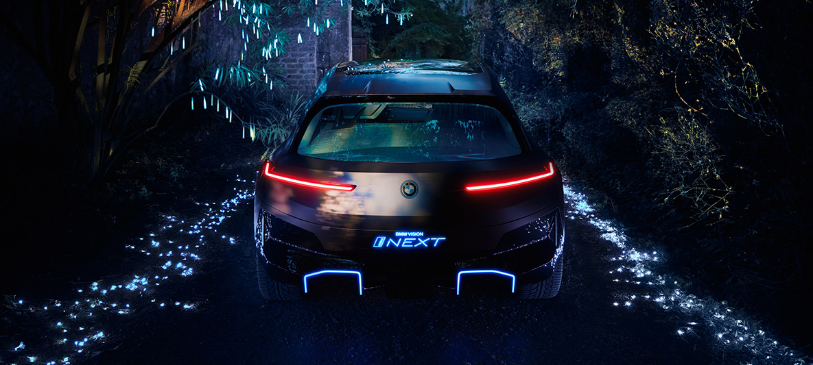 BMW Vision iNEXT sedd bakifrån BMW Vision iNEXT sedd bakifrån med röda bakljus i mörker