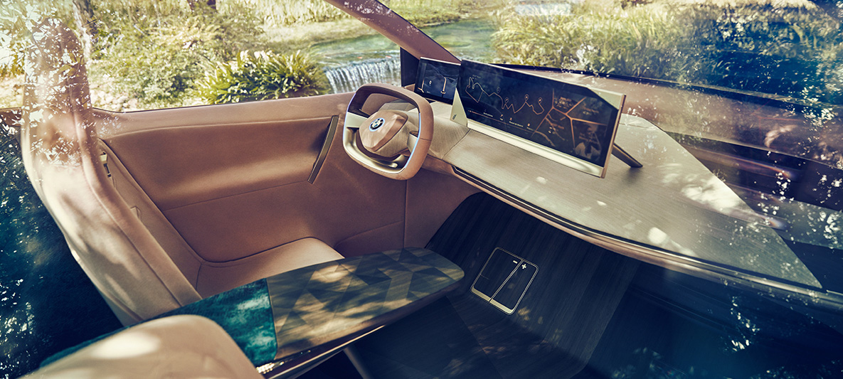 Interiörfoto av BMW Vision iNEXT Interiörfoto av BMW Vision iNEXT med förarplatsen och bordet i mitten