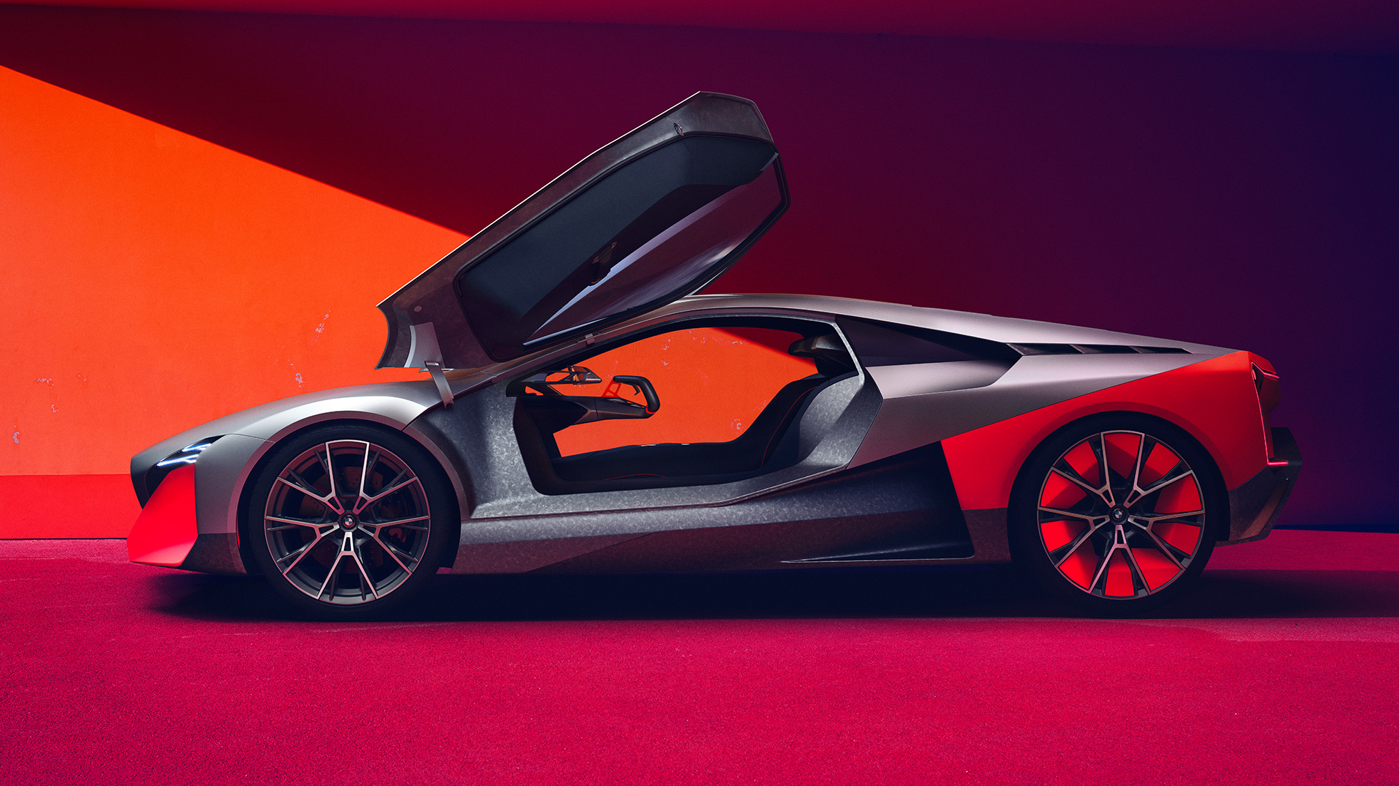 BMW Vision M NEXT, sedd från sidan BMW Vision M NEXT, sedd från sidan, parkerad, bakdörrarna öppna