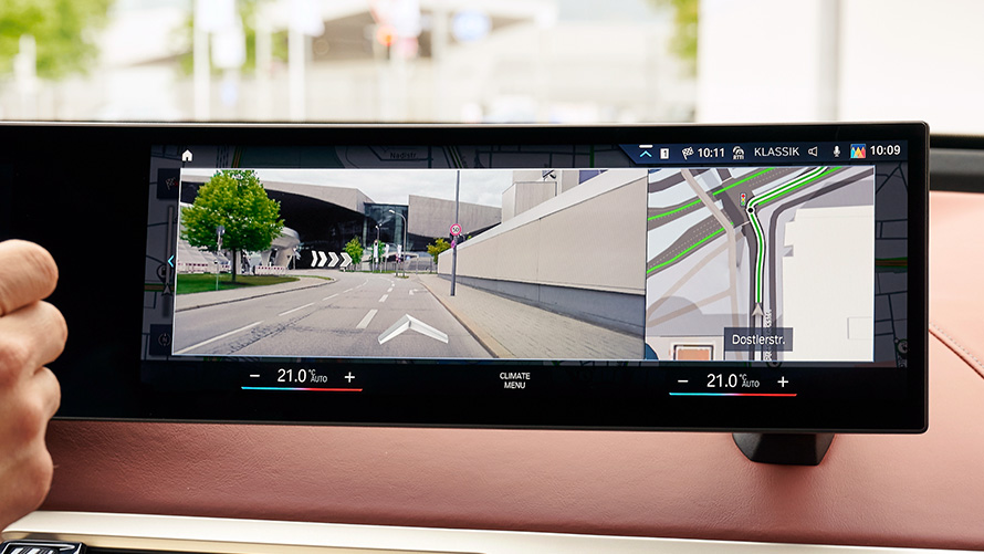 BMW Maps Connected Navigation, kvinna använder BMW Maps hemma på smarthphonen BMW Maps Connected Navigation, kvinna använder BMW Maps hemma på smarthphonen