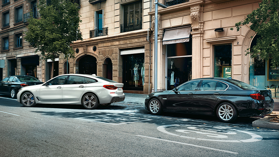 BMW Maps Connected Parking BMW Maps Connected Parking BMW 6-serien Gran Turismo i vitt vid parkering