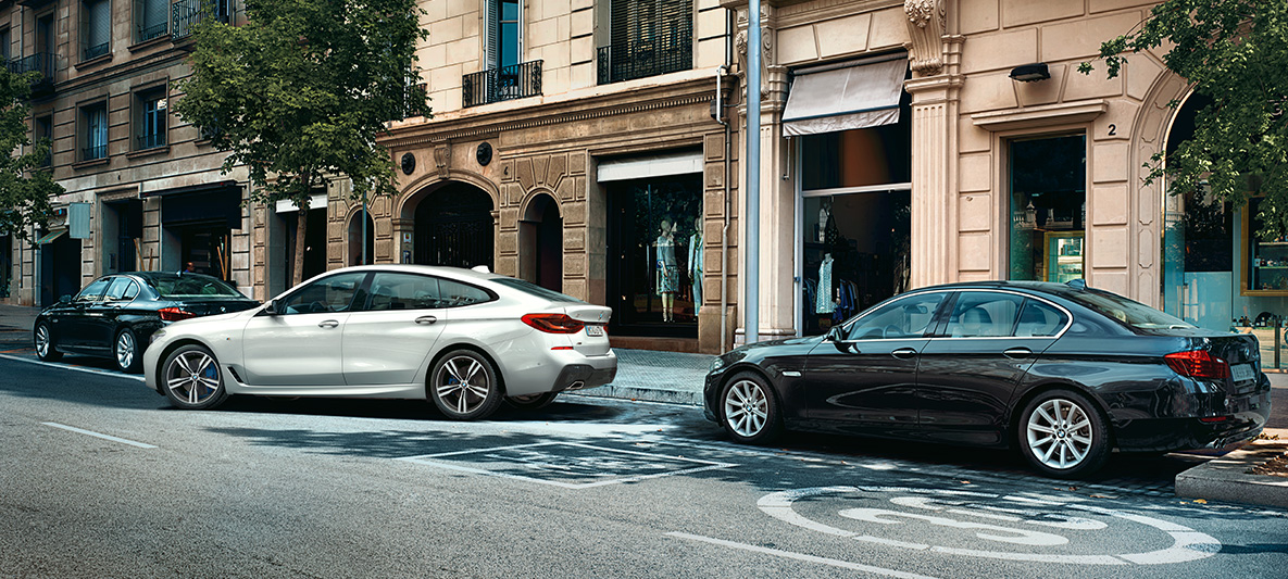BMW Maps Connected Parking BMW Maps Connected Parking BMW 6-serie Gran Turismo i vitt som parkeras