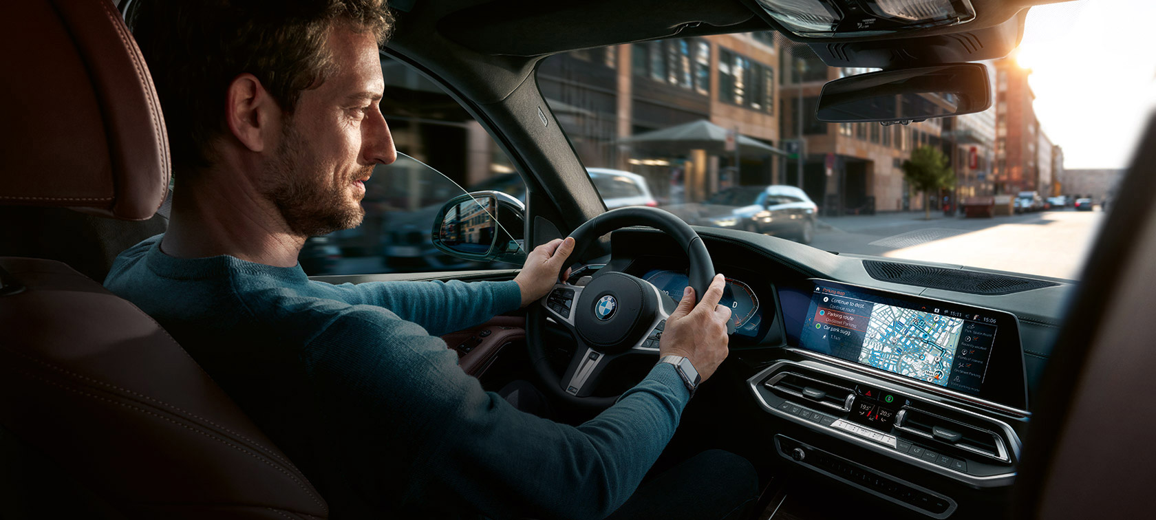 BMW Maps Navigation Man kör i BMW med BMW Maps Navigation i instrumentpanelen