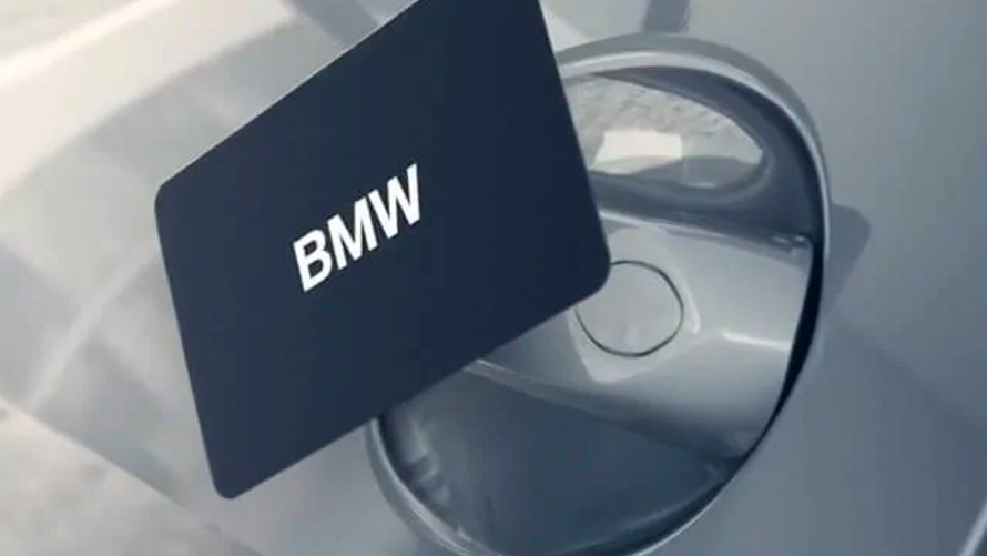 BMW KeyCard Man öppnar sin BMW KeyCard på sin digitala nyckel