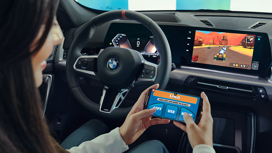 En kvinna spelar spel på BMW Curved Display BMW invändig utrustning en kvinna spelar spel på BMW Curved Display