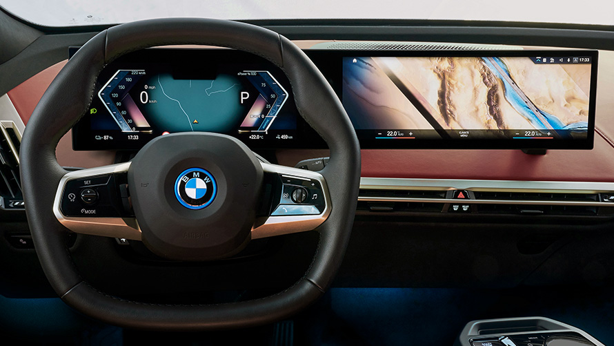 BMW Curved Display med BMW Maps och BMW Intelligent Personal Assistant i BMW iDrive BMW Curved Display med BMW Maps och BMW Intelligent Personal Assistant i BMW iDrive