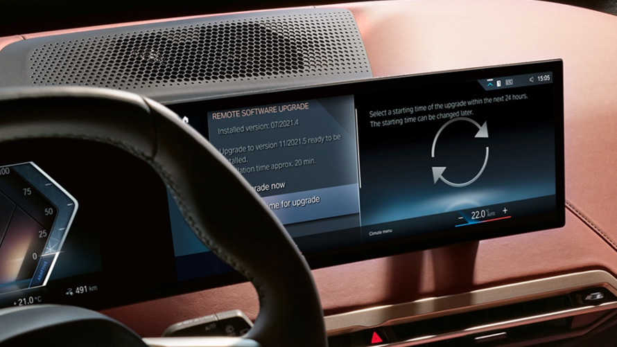 Person använder BMW Maps under körning med på minuten exakta data om trafikläget Person använder BMW Maps under körning med på minuten exakta data om trafikläget