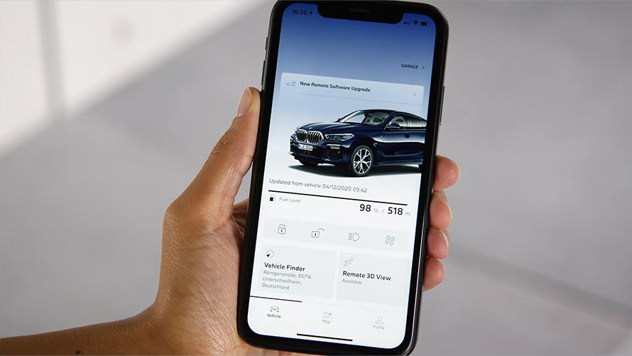 Smartphone i handen vy appen My BMW Remote Software Upgrade smartphone i handen vy appen My BMW