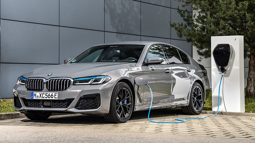 BMW 5-serie Sedan laddas med en wallbox Remote Software Upgrade en BMW 5-serie Sedan laddas med en wallbox