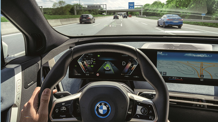 Vy av motorvägen i en BMW Vy av motorvägen på förarplatsen i en BMW