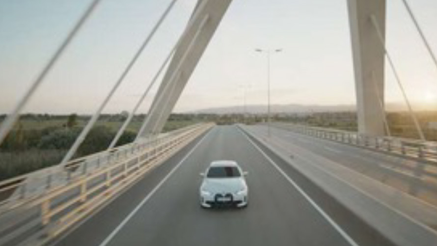 BMW IconicSounds Electric BMW på en bro BMW IconicSounds Electric BMW kör på en bro