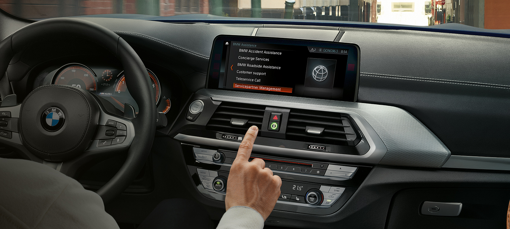 Bild på interiören i en BMW med Control Display Bild på interiören i en BMW med samtal på Control Display