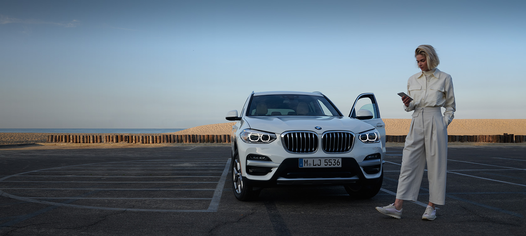 My BMW-appen Kvinna med smartphone My BMW-appen Kvinna med smartphone