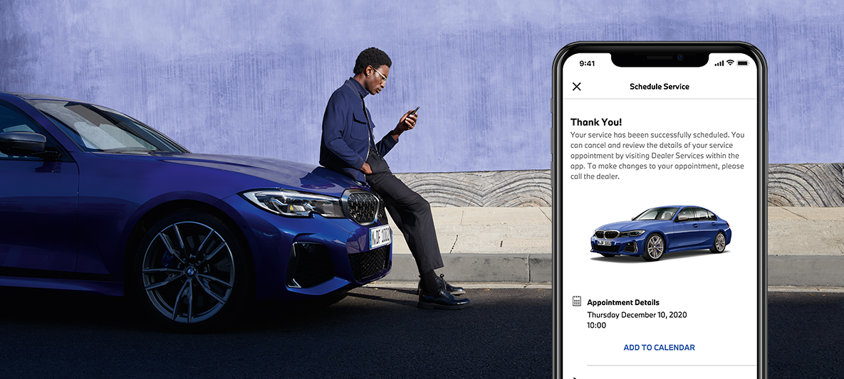 My BMW-appen Hantera servicebehov Man sitter på motorhuven till en BMW My BMW-appen Hantera servicebehov Man sitter på motorhuven till en BMW