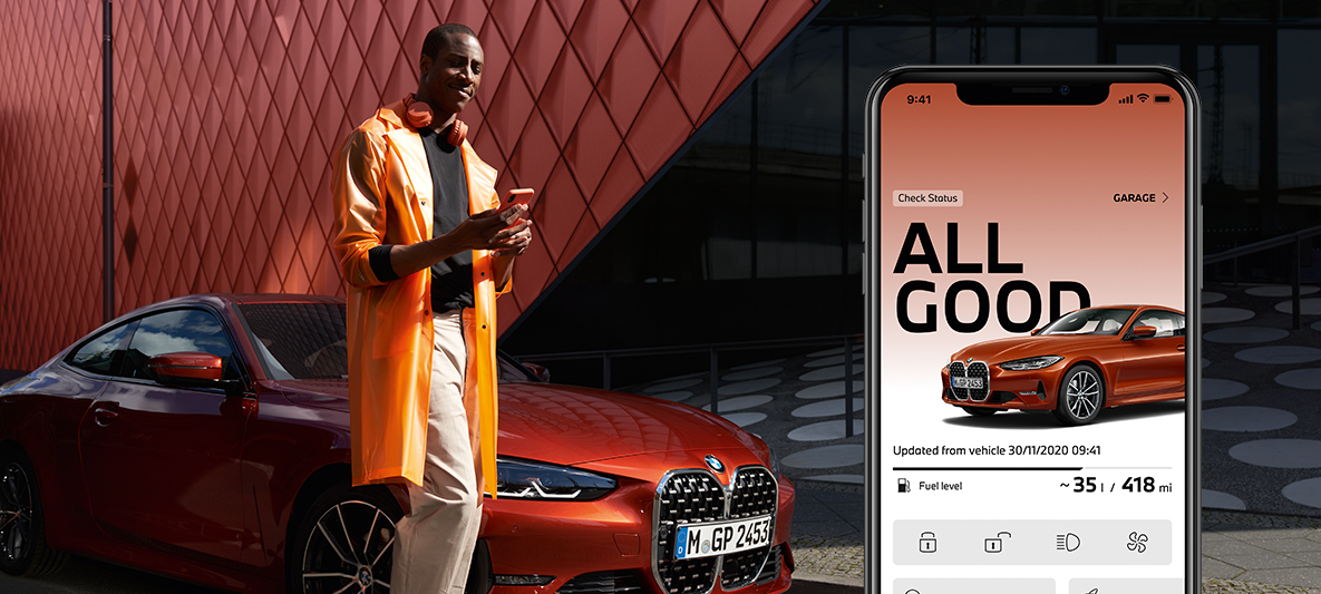 My BMW-appen Kontroll av fordonets status Man med smartphone framför en BMW 2-serie Coupé My BMW-appen Kontroll av fordonets status Man med smartphone framför en BMW 2-serie Coupé