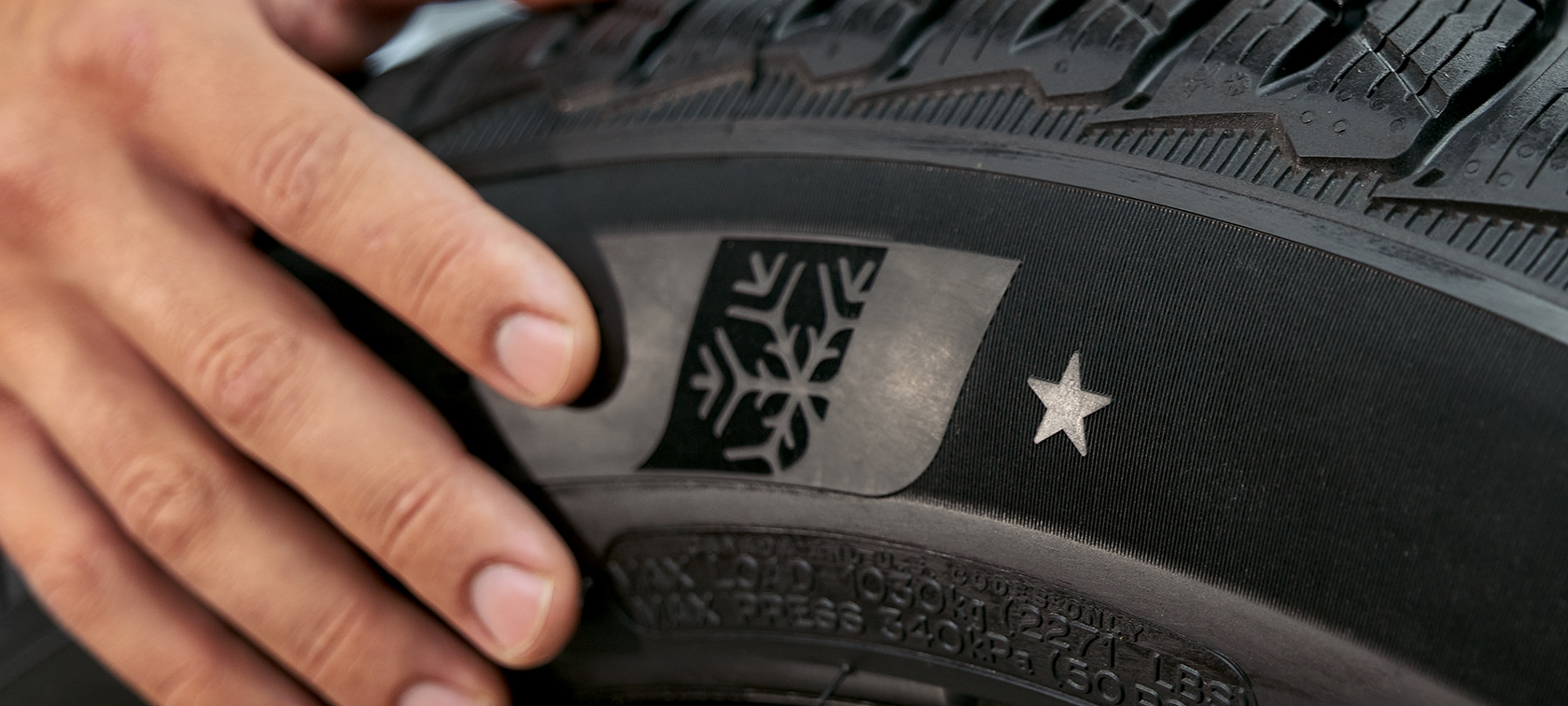 BMW komplett vinterhjul med stjärnmarkering Närbild av ett BMW komplett vinterhjul med stjärnmarkering